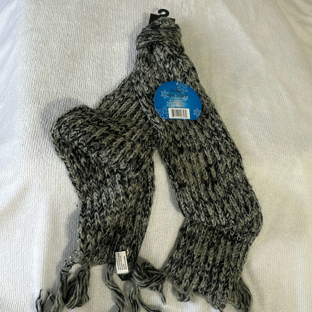 NWT Knitted scarf